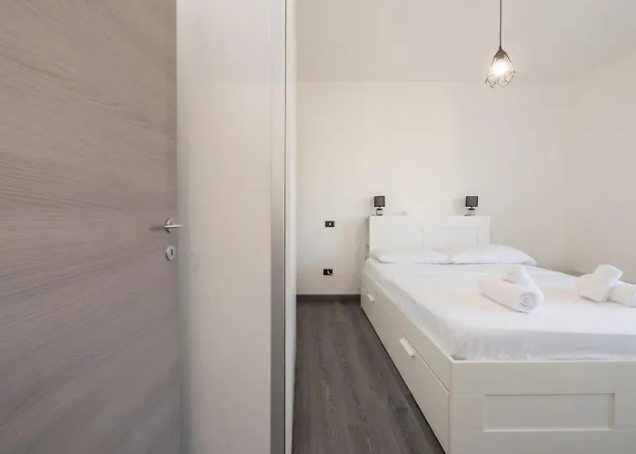 I-host - Omero 17 * Milano